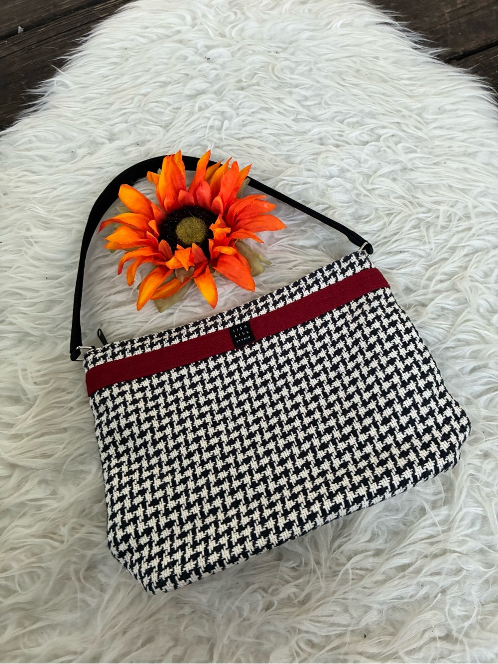 EUC Lisa Lill Classic Houndstooth Shoulder Bag with Burgundy Trim VINTAGE